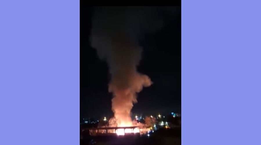 Пожари до склад и в депо за отпадъци вдигнаха накрак огнеборци